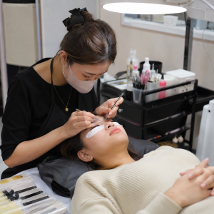 LASH & NAIL ARTIST